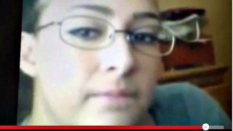 Jamie Carrillo durante la grabación del video en el cual pudo increpar a su exmaestra.