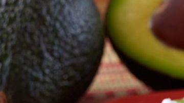 Taquitos de papa, queso cotija y aguacate.