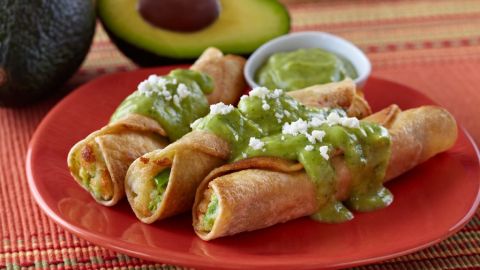 Taquitos de papa, queso cotija y aguacate.