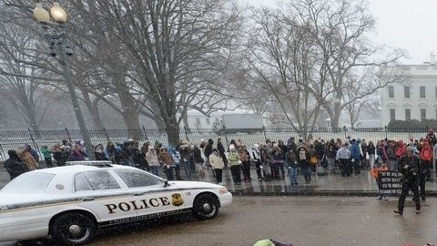 La lluvia no impidió a decenas de manifestantes expresarse ayer en contra del aborto frente a la Casa Blanca.