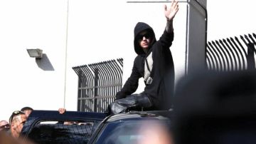 Bieber salió con unas gafas de sol negras y cubriéndose la cabeza con la capucha.