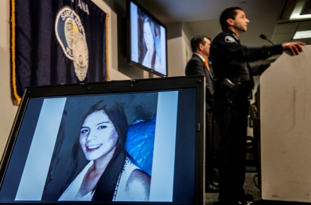 El jefe de la policía de Santa Ana, Carlos Rojas, habla el viernes con una foto de una 'persona de interés' a su lado.