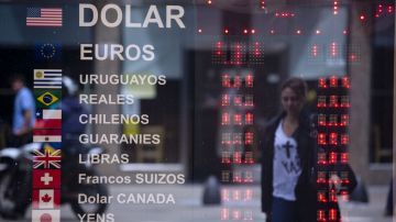 Aplican restricciones en la adqusición de dólares en Argentina