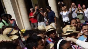 Angélica Rivera (c), saluda a algunos niños cubanos durante un recorrido por el centro histórico de La Habana.