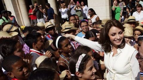 Angélica Rivera (c), saluda a algunos niños cubanos durante un recorrido por el centro histórico de La Habana.
