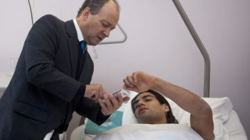 Falcao conversa con el cirujano José Carlos Noronha, quien lo operó en Portugal.