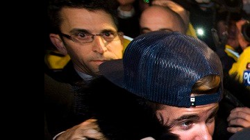Bieber llegó a la estación de policía atiborrada de representantes de prensa y fans.
