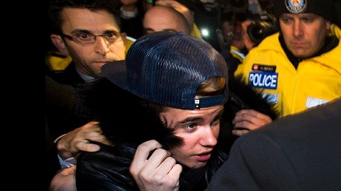 Bieber llegó a la estación de policía atiborrada de representantes de prensa y fans.