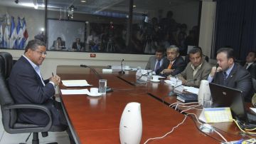 El expresidente Francisco Flores  comparece ante una comisión investigadora de la Asamblea Legislativa en San Salvador.