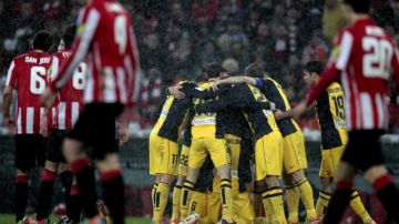 Los jugadores del Atlético de Madrid celebran uno de los goles marcados al Athletic de Bilbao, que cayó derrotado 2-1.