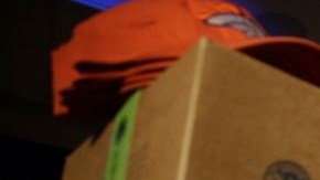 Anastasia Danias, vicepresidenta de la NFL, muestra parte de la mercancía incautada.