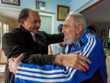 El presidente de Nicaragua, Daniel Ortega (i), abraza el ex presidente de Cuba, Fidel Castro, durante una visita en La Habana, Cuba.