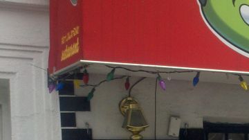 Norma Valdez (der.) y Dasy Romírez ofrecían especiales de "cubetazos" de cervezas durante el partido del Super Bowl, en su restaurante Hot Jalapeño.