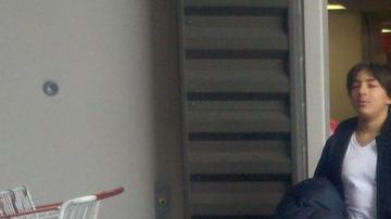 El mexicano Inocencio Espinoza compró cervezas y aperitivos para ver el juego. Le acompaña sus hijas Leslie (izq.) y María José.