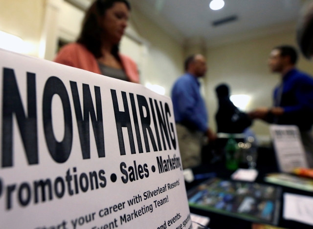 Las compañías dicen que a la hora de contratar no se centrarán tanto en el estatus de empleo de los candidatos.