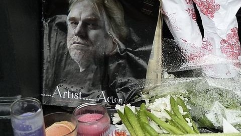Frente al apartamento en que lo encontraron muerto, fans levantaron un altar en memoria de Philip Seymour Hoffman.