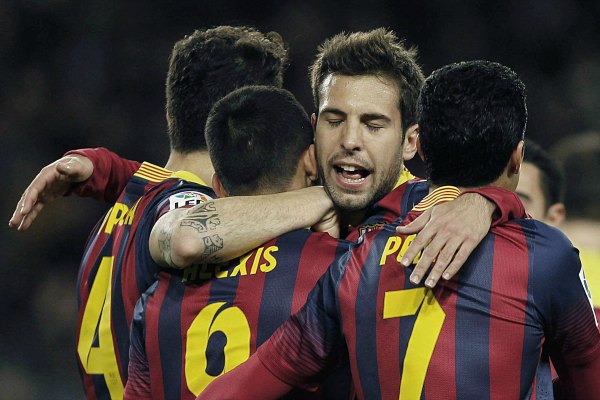 Los jugadores del FC Barcelona (i-d) Cesc Fábregas, el chileno Alexis Sánchez, Jordi Alba y Pedro Rodríguez, celebran el segundo gol