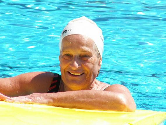aplausos Menos que entrada Los beneficios de la natación para adultos mayores - La Opinión