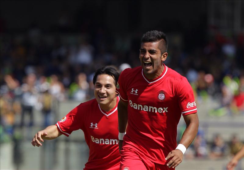 El jugador de Toluca Miguel Ángel Ponce celebra una anotación ante Pumas.