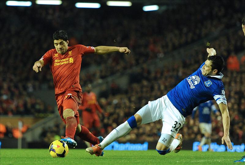 El jugador Luis Suarez (i) del Liverpool disputa el balón con Antolin Alcaraz (d) del Everton, el pasado 28 de enero.