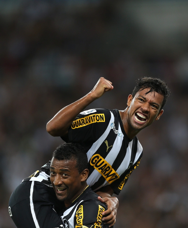Wallyson (arriba),  fue la figura de la noche al anotar tres goles en la victoria del Botafogo sobre el Deportivo Quito.