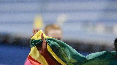 La atleta etiope celebra después de su gran triunfo durante la 40 gala bajo techo de pista y campo en el estadio Stockholm Globe Arena en Estocolmo (Suecia).
