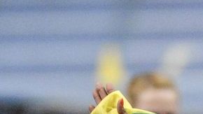 La atleta etiope celebra después de su gran triunfo durante la 40 gala bajo techo de pista y campo en el estadio Stockholm Globe Arena en Estocolmo (Suecia).