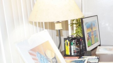 Jiovanny López en su mesa de trabajo dando los últimos toques a uno de sus dibujos.