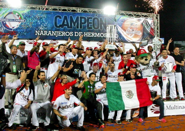 El plantel de Naranjeros de Hermosillo disfruta luego de recibir el trofeo de campeones  de la  Serie del Caribe 2014 en el Nueva Esparta.