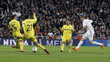 El francés Karin Benzema (d) anota el cuarto gol del Real Madrid, y segundo de su cuenta, ante Villarreal, que cayó 4-2.