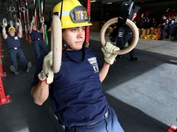 Uno de los 70 bomberos recién graduados de la escuela de reclutamiento del LAFD ubicada en Panorama City.