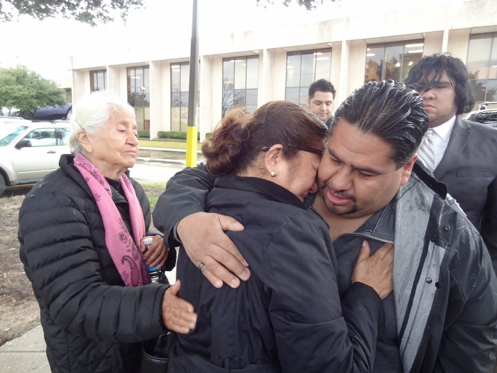 El indocumentado Gustavo Rubio se despide de su madre poco antes de entregarse a las autoridades de Inmigración.
