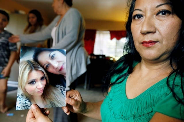 Herlinda Salcedo muestra una foto de ella junto a  su hija Martha Anaya, desaparecida desde el año pasado.