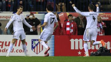 El artillero portugués Cristiano Ronaldo (i) celebra uno de sus dos goles de pena máxima ante el Atlético Madrid.