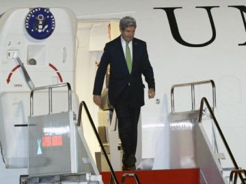 El secretario de Estado de EEUU, John Kerry,  en su gira ha  llegado al aeropuerto Halim Perdana Kusumah, en Jakarta, Indoneisa, ayer.