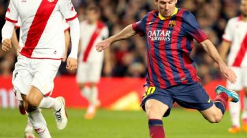 Leo Messi (c) marcó dos en la goleada del Barcelona ayer sobre el  Rayo Vallecano.