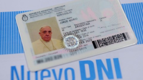 Jorge Mario Bergoglio también renovó su Documento Nacional de Identidad (DNI).