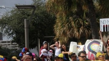 Venezolanos se manifiestan en una de las esquinas de las calles Post Oak y Westheimer, en el area de La Galleria, en Houston