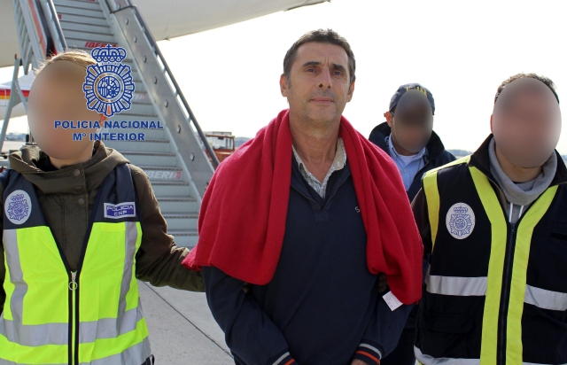 El presunto etarra Juan Jesús Narváez Goñi, alias Pajas, detenido en México junto a Itziar Alberdi Uranga a su llegada a Madrid.