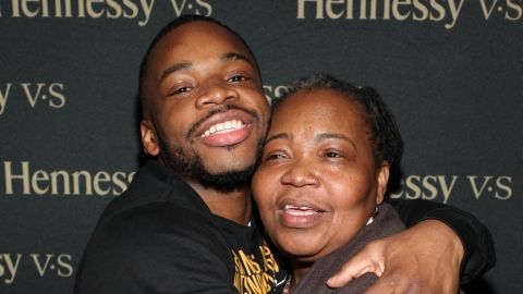 Eddie Gómez junto a su mamá Beatriz.