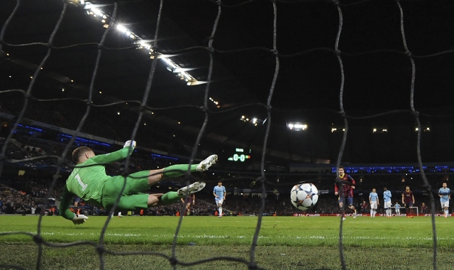 Leo Messi (fondo der.) consigue su gol de penalti al vencer al portero Joe Hart, del Manchester City, en el Etihad Stadium, en duelo de la Liga de Campeones.