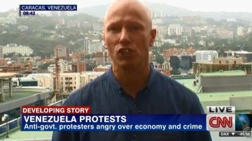El corresponsal Karl Penhaul reportando desde Caracas para la cadena estadounidense CNN.