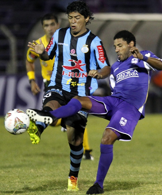 Nicolás Olivera, autor de dos goles para  Defensor Sporting, disputa la pelota con Alfredo Ramúa del Garcilaso de Perú.