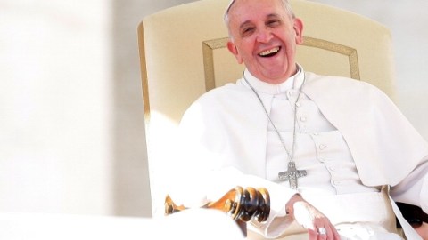 Los idiomas que, usualmente, utiliza el papa Francisco son el español y el italiano.