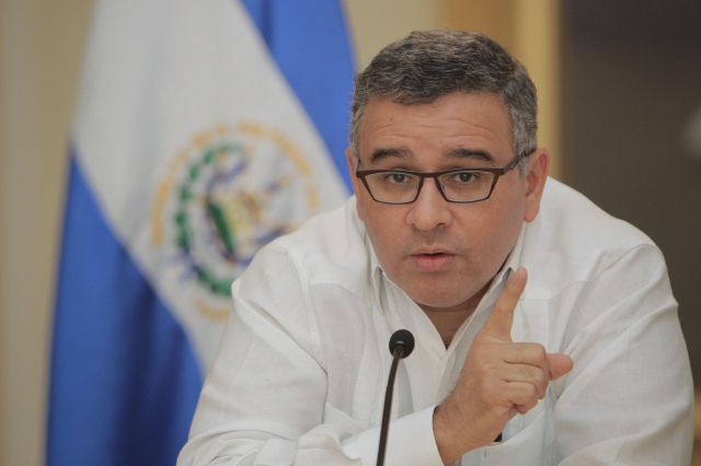 El presidente de El Salvador, Mauricio Funes, estuvo cumpliendo con sus funciones  desde el mismo hospital donde estuvo ingresado.