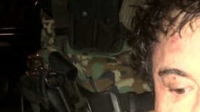 La foto muestra a supuestos militares agarrando por la cabeza  a “El Chapo”.