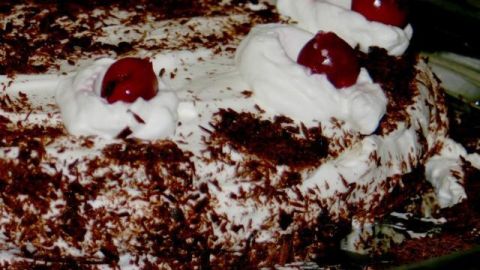 Pastel de chocolate intenso.