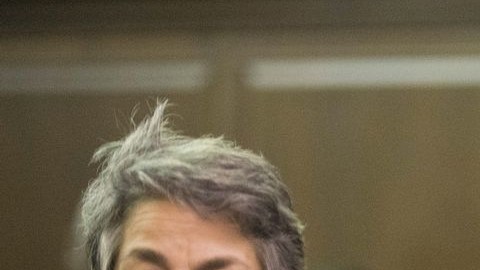 Raymond Felton, en esta imagen junto a su abogada, acató las directrices del juez, que no le prohíben seguir jugando con los Knicks en diversos estados.