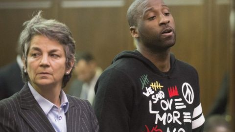 Raymond Felton, en esta imagen junto a su abogada, acató las directrices del juez, que no le prohíben seguir jugando con los Knicks en diversos estados.