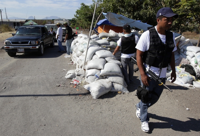 Autodefensas inspeccionando autos en Antúnez, Michoacán.